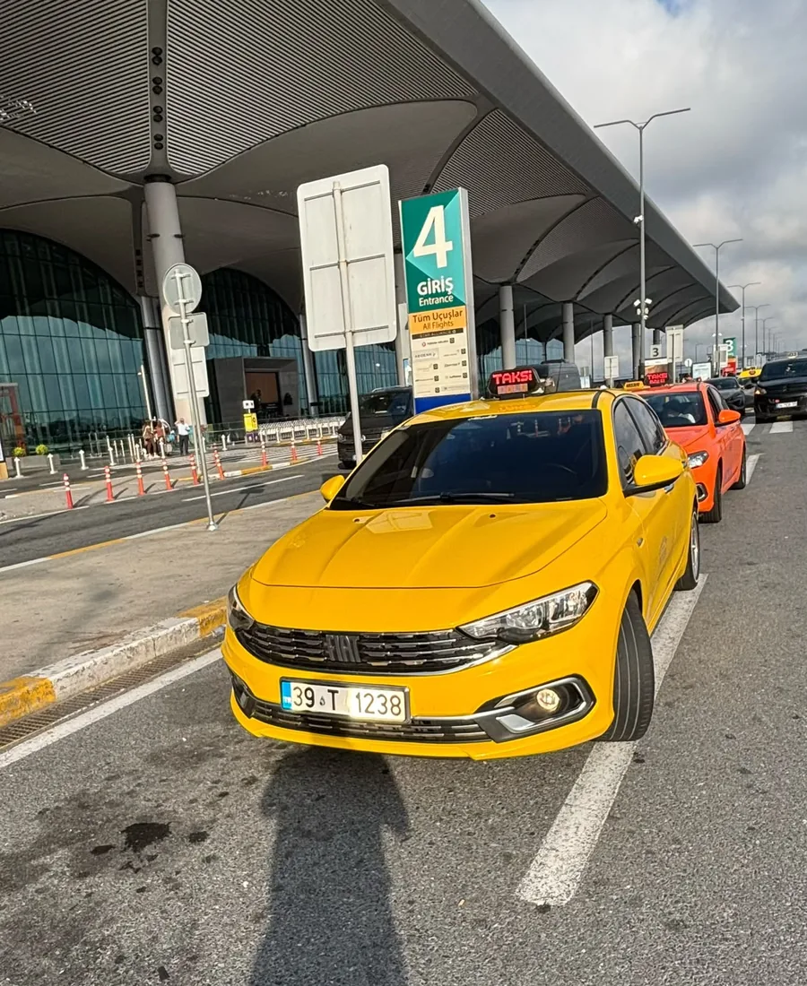 İstanbul Havalimanı terminal girişinde Işıklar Taksi aracı